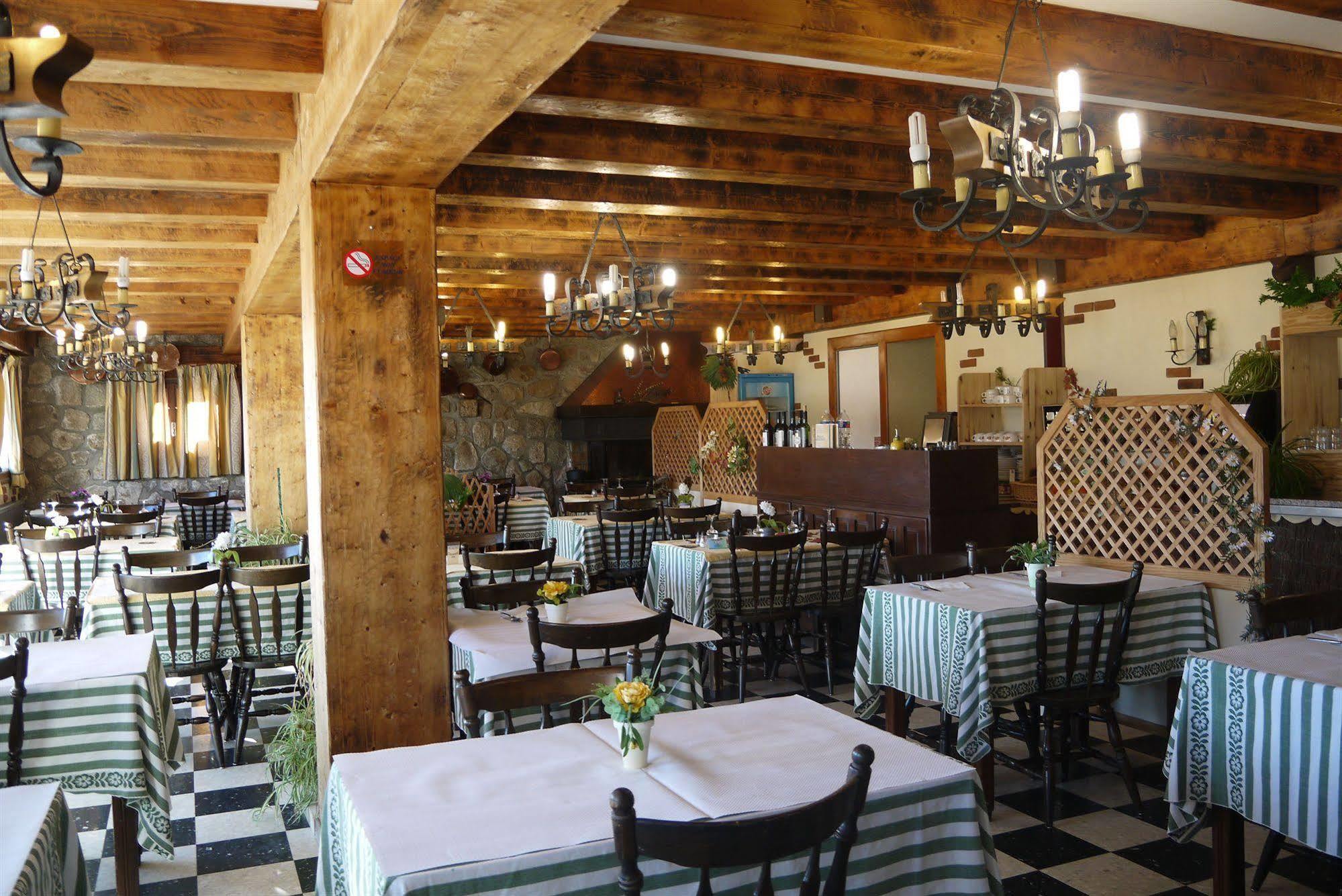 Hotel L'Oustalet Font-Romeu-Odeillo-Via Екстер'єр фото